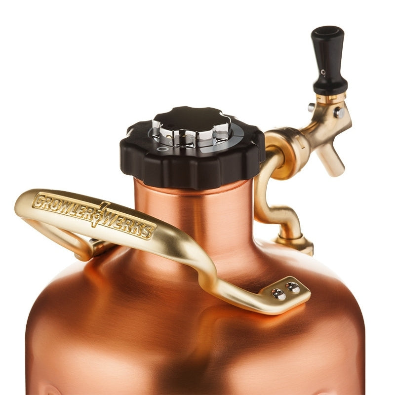 Nærbilde av GrowlerWerks uKeg Pro 128 kobberbelagt growler (3,8 l) med CO2-regulator, svart kran og gullhåndtak, merket GrowlerWerks.