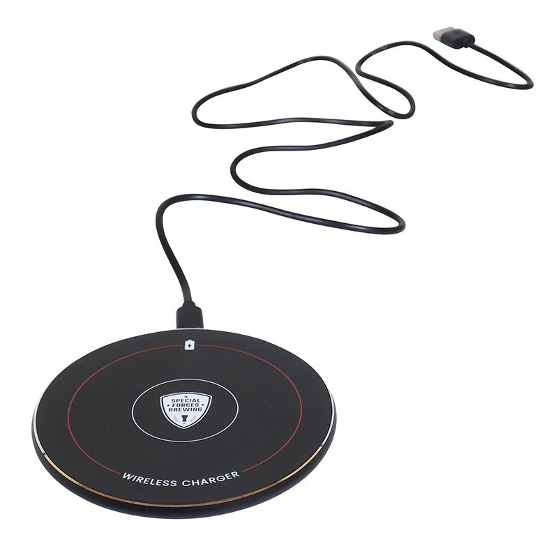 En rund, svart Graviator - WiFi hydrometer og termometer fra Brewolution vises med en USB-kabel mot en hvit bakgrunn.