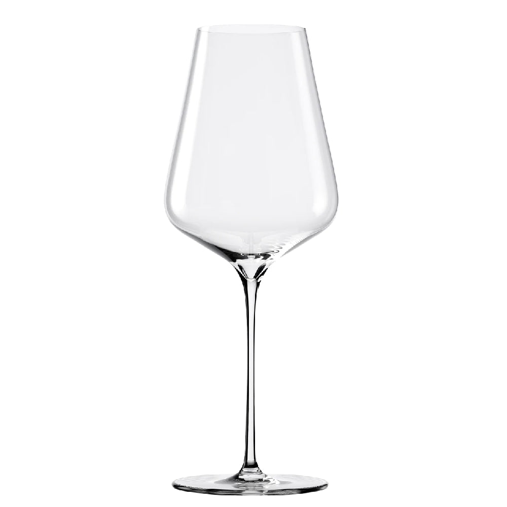 Et klart Stölzle Lausits Q1 Bordeaux vinglass (600 ml) med høy, slank stilk og bred skål står oppreist mot en hvit bakgrunn.