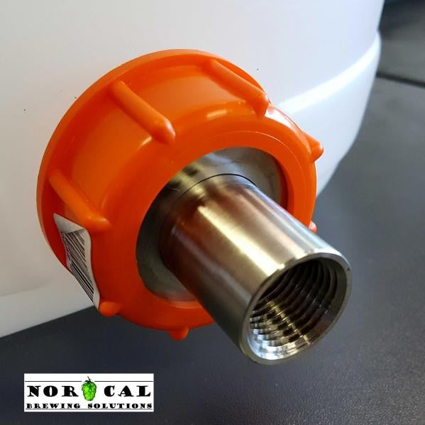 Nærbilde av en Norcal Speidel Fermenter 1/2" NPT Full Coupling i 304 rustfritt stål med hunn-gjenger, montert på en hvit beholder med oransje plastflens. Norcal Brewing Solutions logo er synlig nederst til venstre.