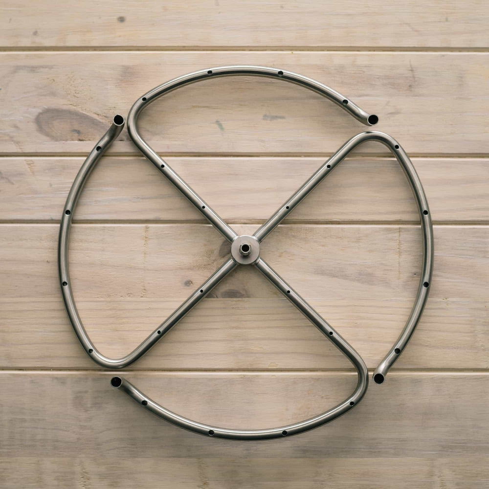 En Ss Brewtech Manifold for resirkulering av mesk, laget av 304 rustfritt stål med X-formede innvendige seksjoner, ligger på tre. Diameter: 32 cm. Passer til Ss Brewtech-kjeler opp til 75L.