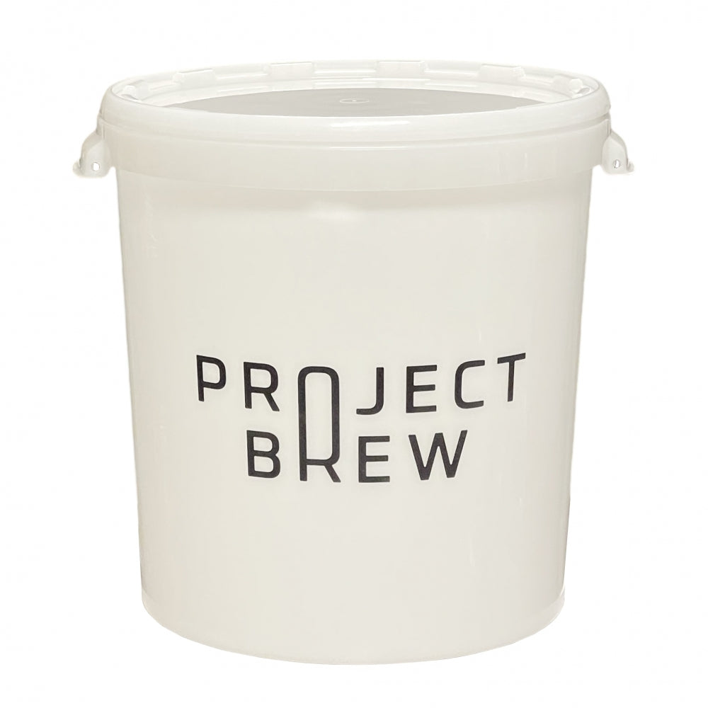 Gjæringsbøtte 33L med lokk fra Project Brew i hvit plast, med en fet, svart PROJECT BREW-logo på lokket.