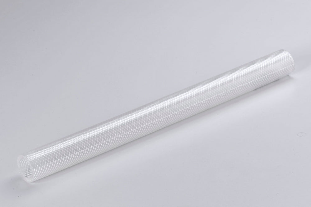 Pharmapress-slangen 11x16 mm fra Tenco, en gjennomsiktig og fleksibel slange med forsterket netting laget av hygienisk TPE-S-gummi, vises diagonalt på en lysegrå bakgrunn.