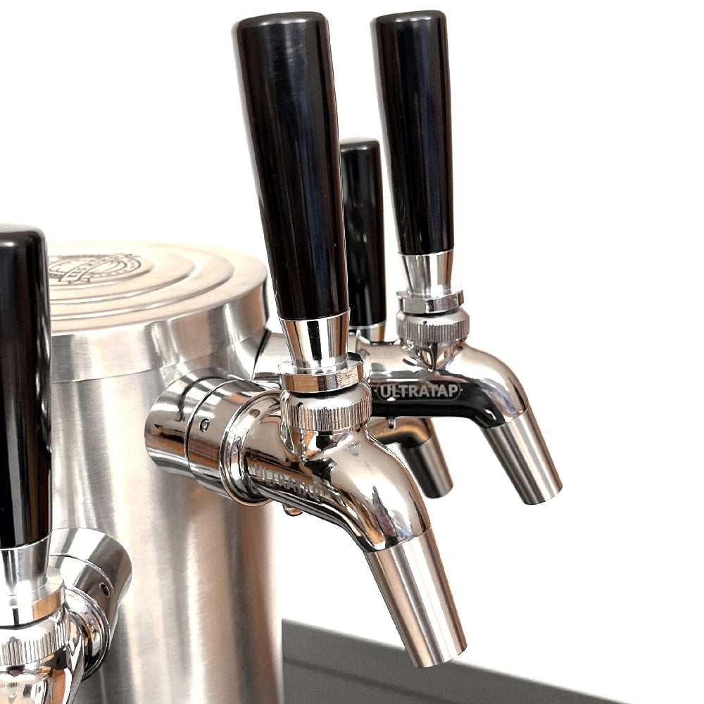 Nærbilde av tre ølkraner i rustfritt stål med svarte håndtak på et sylindrisk tappetårn på Keg King FasTap Edition KegMaster Series XL Kegerator med branntappekran.
