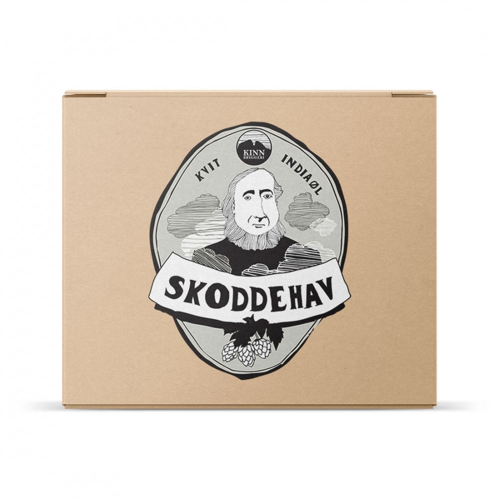 En brun pappeske med svart-hvitt kunstverk av et mannsansikt, skyer og humle, merket Kinn Skoddehav Kvit Indiaøl - allgrain ølsett by Brewshop-ideal for hjemmebrygging.