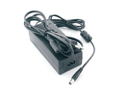 Svart strømadapter med tilhørende kabler og kontakter for elektroniske enheter, vist på hvit bakgrunn - ideell for strømforsyning av utstyr som Topsflo TD5 24V pumpe for ølbrygging fra Topsflo.