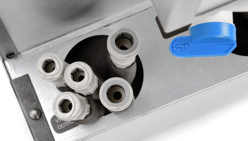 Nærbilde av flere grå slangekoblinger merket Vapor Output, ved siden av et blått ventilhåndtak på en metallflate - en del av Lindr DryWet 70/K H4 Green Line kjøleenhet for to tappelinjer fra Lindr.