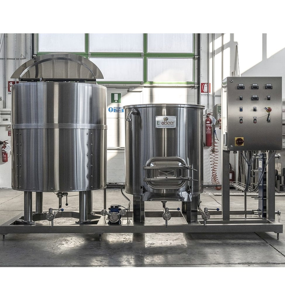 EnoBeer Start 5HL Electric fra EnoBeer er et bryggesystem i rustfritt stål med to store tanker og et kontrollpanel, perfekt for ethvert mikrobryggeri i et industrielt miljø.