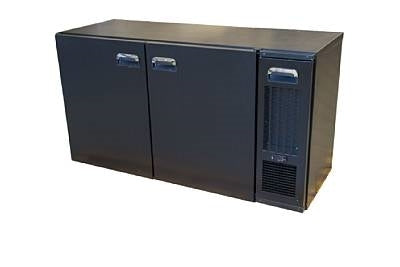 Serrco Kegcooler Low 1600 fra Micro-Matic er et svart serverskap i metall med to dører og et ventilert panel på høyre side, kompatibelt med en Berg-kjøleenhet for optimal temperaturkontroll, vist på en hvit bakgrunn.