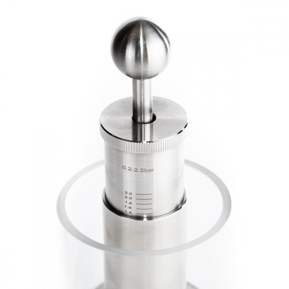 Et nærbilde av Brewshop 34 mm Tri-Clamp Spunding Valve med skala 0 - 2,2 bar viser det runde håndtaket og trykkskalaen, designet for bruk med 34 mm armaturer, mot en hvit bakgrunn.
