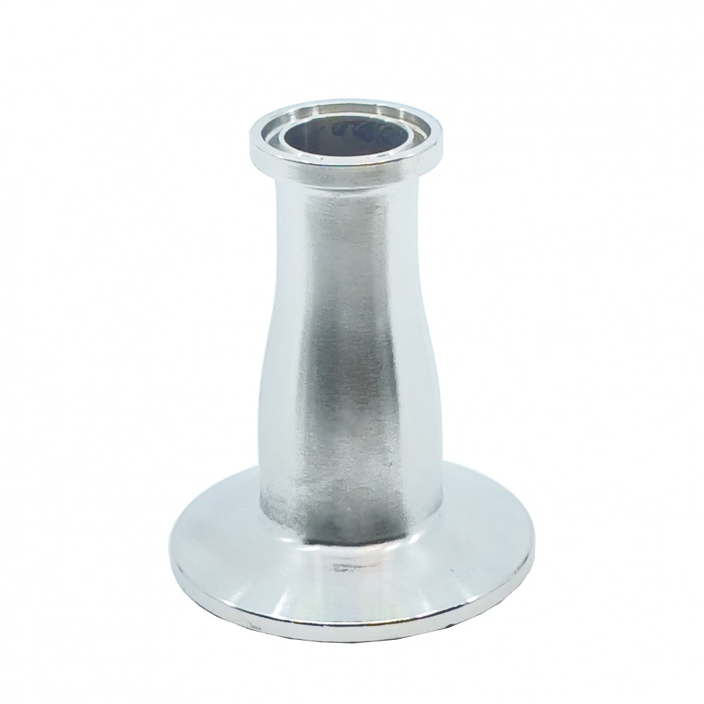 A Brewshop Overgang fra 3/4" Tri-Clamp til 1,5" Tri-Clamp i holdbart 304 rustfritt stål med flensfot er avbildet på hvit bakgrunn.