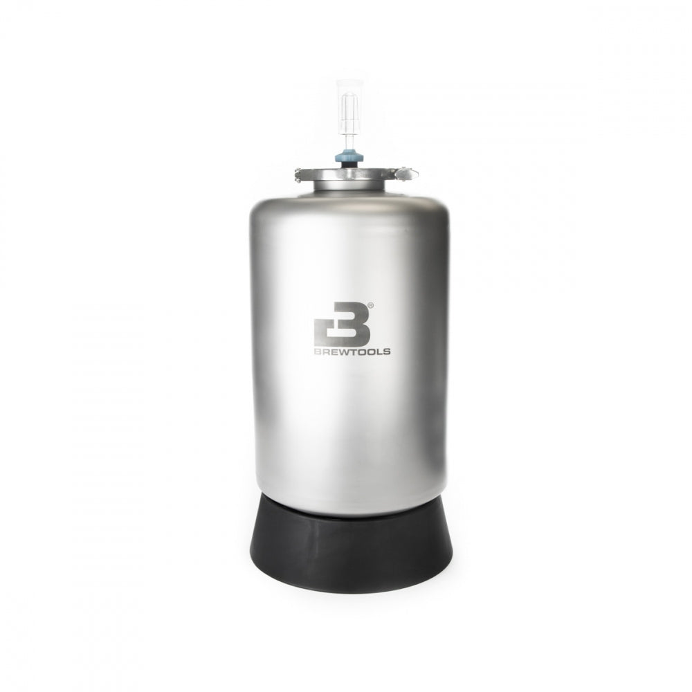 Brewtools MiniUni 20 - Tank med standard tilbehør er et fermenteringskar i rustfritt stål med luftsluse, perfekt for trykkgjæring og øllagring, vist på en svart base mot en hvit bakgrunn.