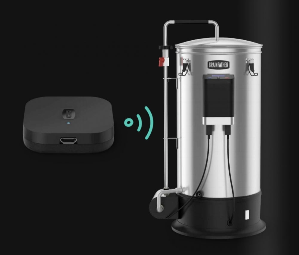 Bryggesystemet i metall har et digitalt frontpanel og Wi-Fi-tilkobling, som kobles trådløst til Grainfather GCAST Bluetooth WiFi Bridge, en liten, svart enhet med USB-port fra Grainfather.