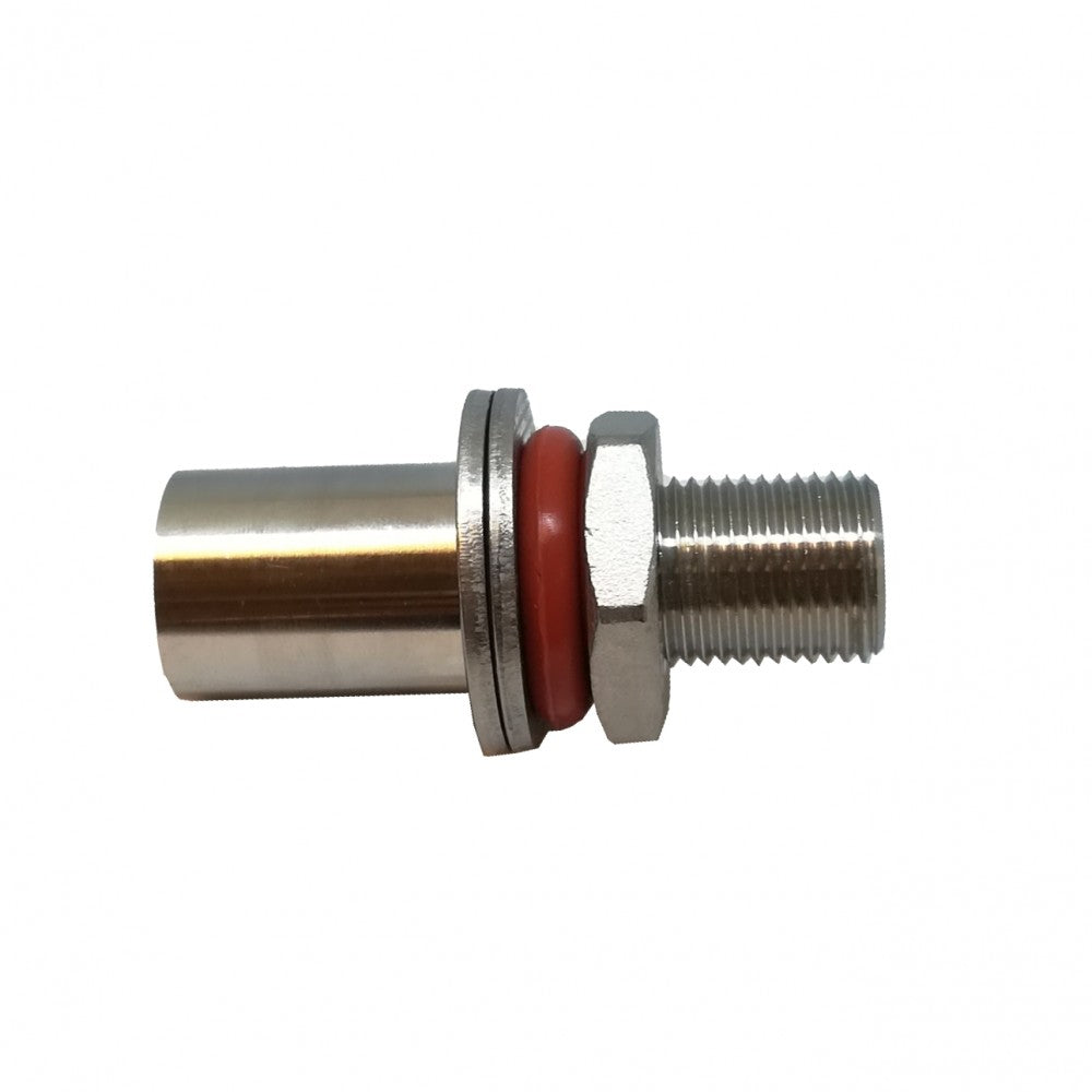Lang gjennomføring sveisefri 1/2" fra Brewshop - en metallgjennomføring med gjenger, sekskantmutter og rød gummipakning i 304 rustfritt stål. Perfekt som 20 mm gjennomføring i mange bruksområder, isolert på hvit bakgrunn.