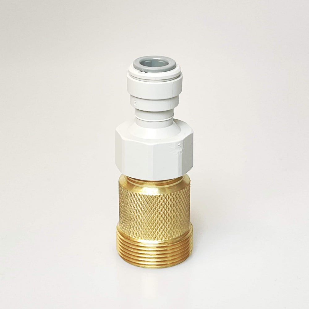 Lindr Adapter til Lindr tappetårn med kjøling er en adapter i messing med et strukturert grep og en hvit hurtigkobling i plast, perfekt for desinfisering eller rengjøring av Lindr tappetårn. Her vist mot en vanlig hvit bakgrunn.