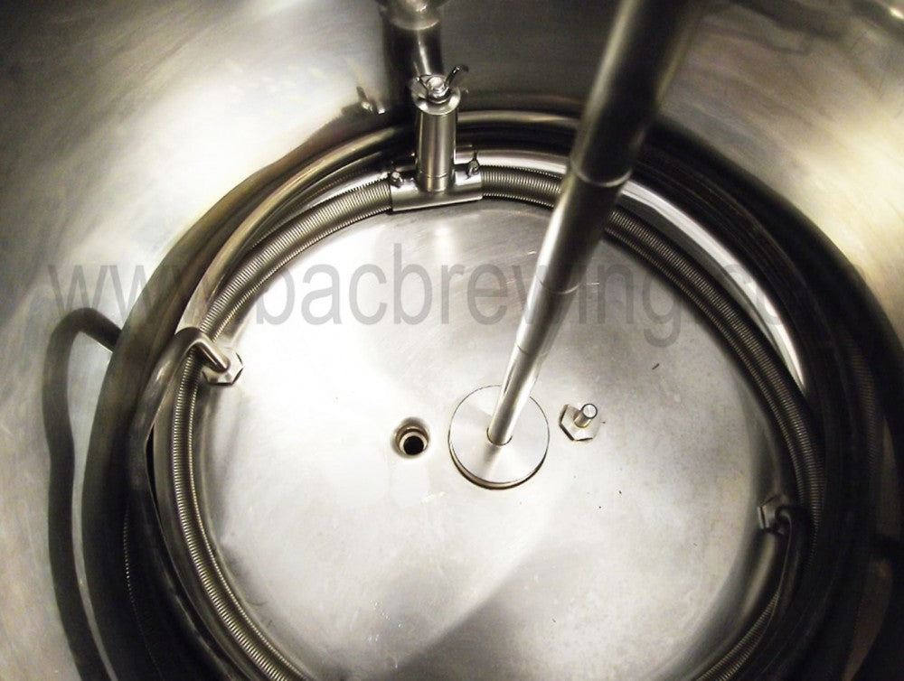 Nærbilde av Springer Filter for BM50 PLUS fra BacBrewing inne i et Braumeister BM50-kar, med metallrør, beslag og den sentrale stangen.