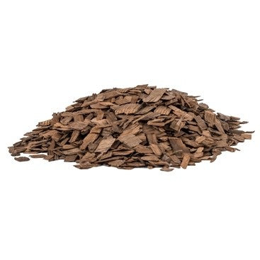 En liten bunke Brewferm Eikechips amerikansk medium toast 250g, ideell til brygging av øl, på hvit bakgrunn.
