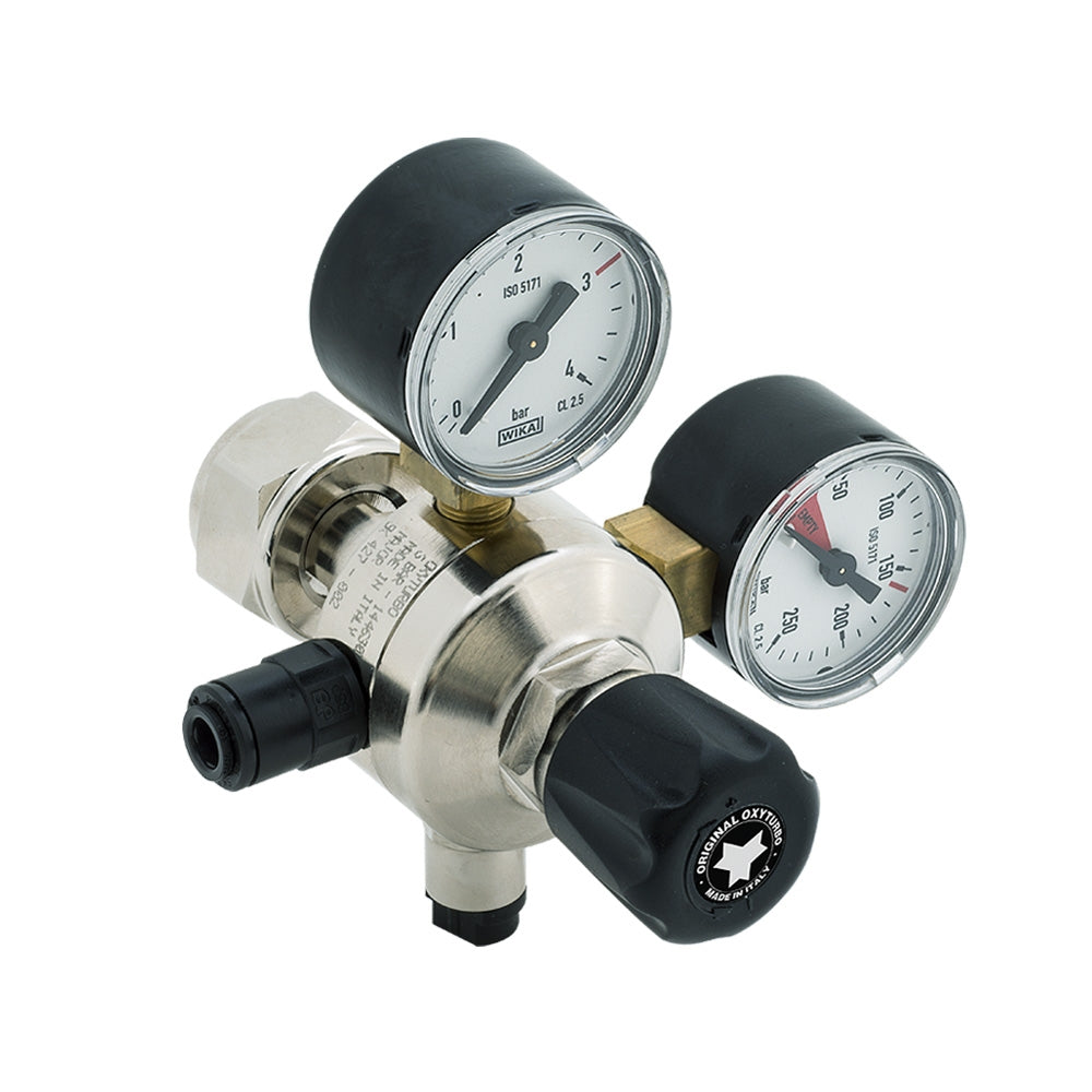 Oxyturbo Major CO2 regulator med én utgang, metallkropp og svart justeringsknapp. Kompatibel med 5/16" John Guest hurtigkobling for enkel montering. Perfekt for å styre karboneringstrykk og overvåke gasstrykk.