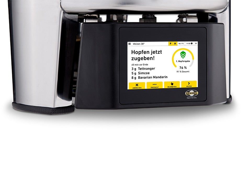 Nærbilde av Speidel 20L #Braumeister PLUS-displayet for automatisert brygging, som viser instruksjoner for å tilsette humlene Tettnanger, Simcoe og Bavarian Mandarin ved 76 % fremdrift med nøyaktig temperaturkontroll.