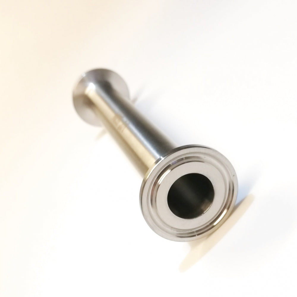 Et 34 mm Tri-Clamp Extension Tube 6" (15,2 cm) fra Brewshop, laget av rustfritt stål med flensede ender, er plassert diagonalt på en hvit flate.