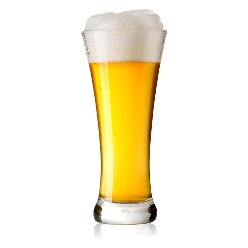 Et høyt, klart glass med lys gylden Bismarck Pilsner fra Brewolution's ølsett, kronet med et tykt skumhode, isolert på en hvit bakgrunn.