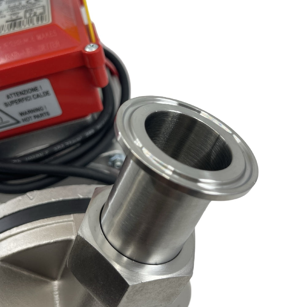 Nærbilde av Brewshop TC-adapteren for Rover Novax 30 B-pumpe - en kobling i rustfritt stål 304 med 1,25" BSP til 1,5" Tri-Clamp, med en påmontert elektronisk komponent og kompatibel med CIP-pumpesystemer.