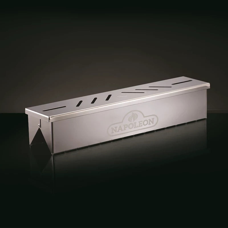 Napoleon Sear Plates Smoker Box - røykeeske i rustfritt stål med ventilert lokk og Napoleon-logo, perfekt for røyksmak på gassgrill, vist mot mørk bakgrunn.