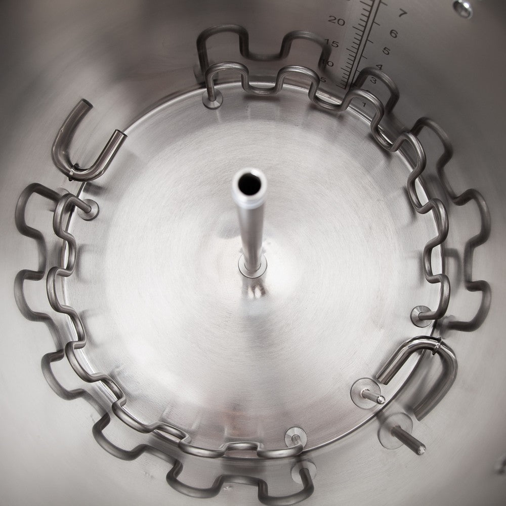 Nærbilde av Brewtools B40pro Bryggemaskin fra Brewtools, med beholder i rustfritt stål med sentralrør, målmarkeringer og sirkulær trådstativ - konstruert for et kokevolum på 40 liter.