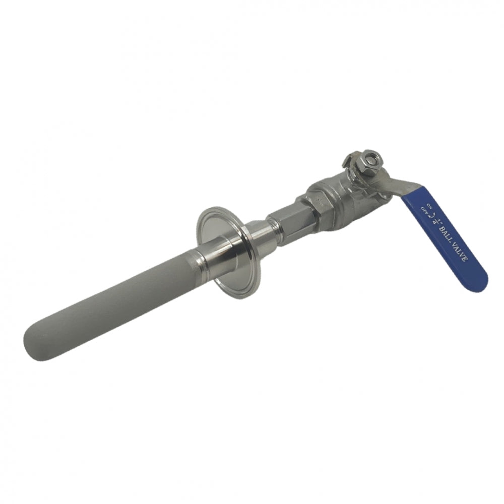 Brewshop 1,5" Tri-Clamp karboneringsstein med tilbakeslagsventil har en kuleventil i rustfritt stål 304 med blått håndtak og påmontert sylindrisk, grå diffusor, ideell for industrielle væskesystemer.