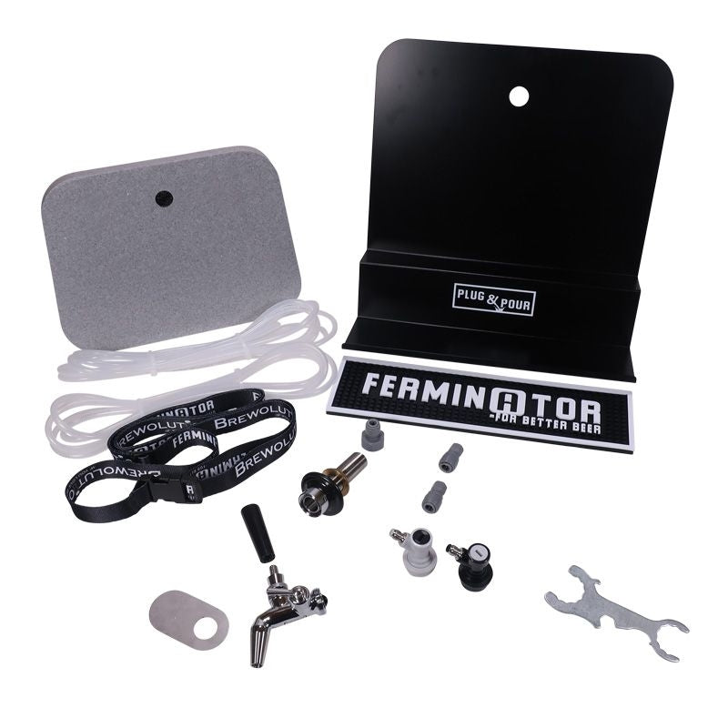 Brewolution Ferminator Plug & Pour-settet inneholder en tappekran, slanger, koblinger, tappehåndtak, dryppbrett, skiftenøkkel og merkelapper - alt arrangert på en hvit bakgrunn.