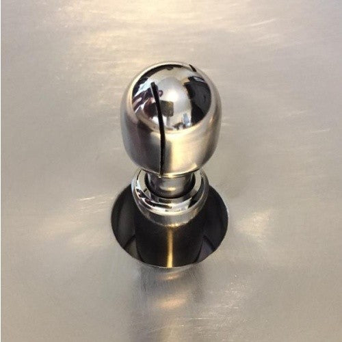 Nærbilde av Brewshop CIP Roterende Vaskeball 1,5" TC x 1/2" NPT, med avrundet topp og Tri-Clamp-tilkobling, laget av 304 rustfritt stål og montert på en glatt metallisk overflate.