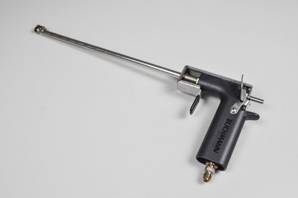 Blichmann BeerGun flaskefyller fra Blichmann er laget av rustfritt stål og plast, har et langt munnstykke og avtrekkerhåndtak, vist på en vanlig hvit bakgrunn.