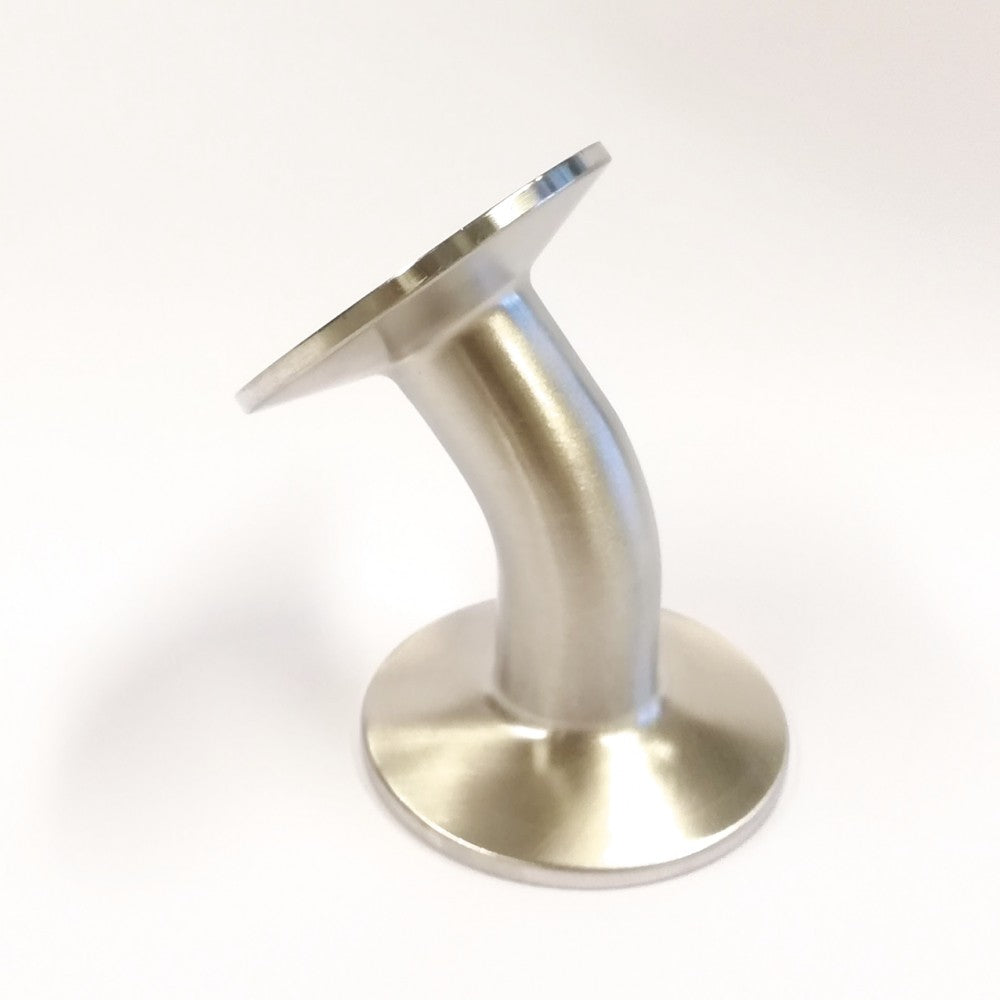 The Brewshop 1,5" Tri-Clamp albue 45 grader for 19mm rør, laget av 304 rustfritt stål, vises med flensede ender mot en hvit bakgrunn.