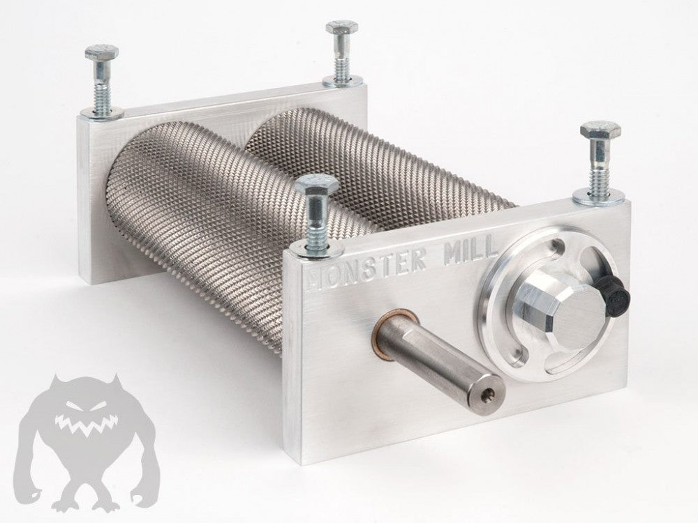 Monster Brewing Hardware MM2-Pro HT, komplett med base og trakt, er en rustfri to-rullers kornmølle med justerbare knotter og tydelig logo - ideell for hjemmebrygging, kornkverning eller håndverksbryggerier.