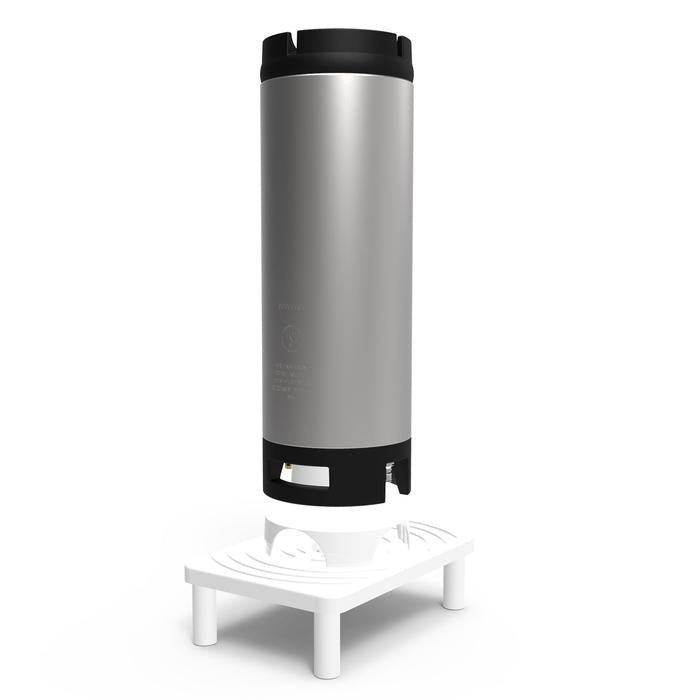 FastBrewing FastWasher Rack - Vask av fat og gjæringskar holder et fat i rustfritt stål oppreist på det hvite dryppbrettet med ben og svarte aksenter - perfekt for enkel rengjøring og desinfeksjon av gjæringskar.