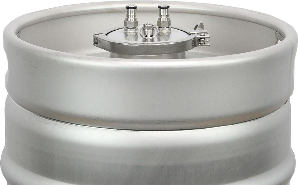 Et nærbilde av toppen av 50L Kegmenter gjæringstank fra Keg King, med to koblinger og et låsbart lokk for trykkgjæring.