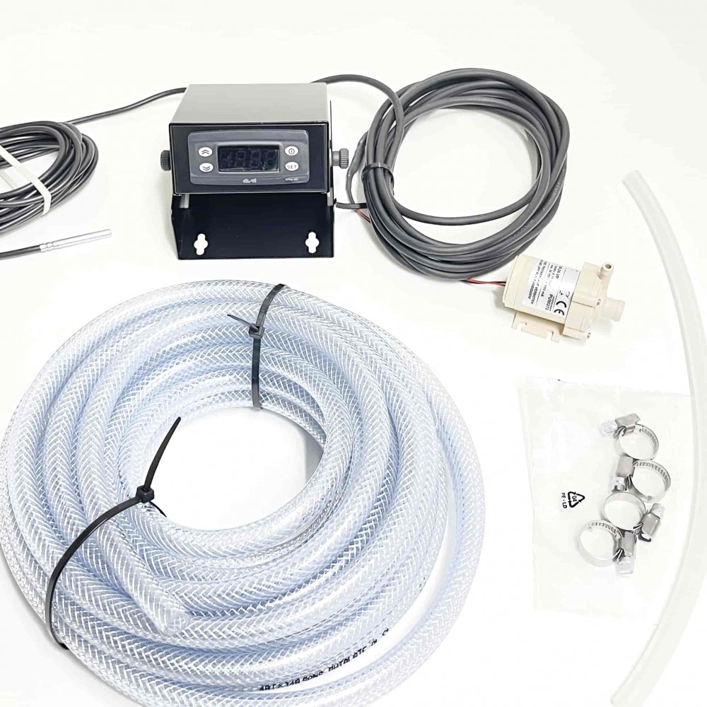 Quantor SB Control Kit fra Quantor, som består av en temperaturkontroller, en nedsenkbar pumpe, kveileslange, klemmer, kabler og sensor, er pent plassert på en hvit flate.