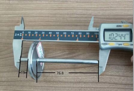 En digital skyvelære måler 1,5" Tri-Clamp Thermowell / Termobrønn 10cm fra Brewshop: displayet viser 102,44 mm, med andre mål på 19 mm og 76,8 mm - perfekt for nøyaktig montering i 304 rustfritt stål-installasjoner.