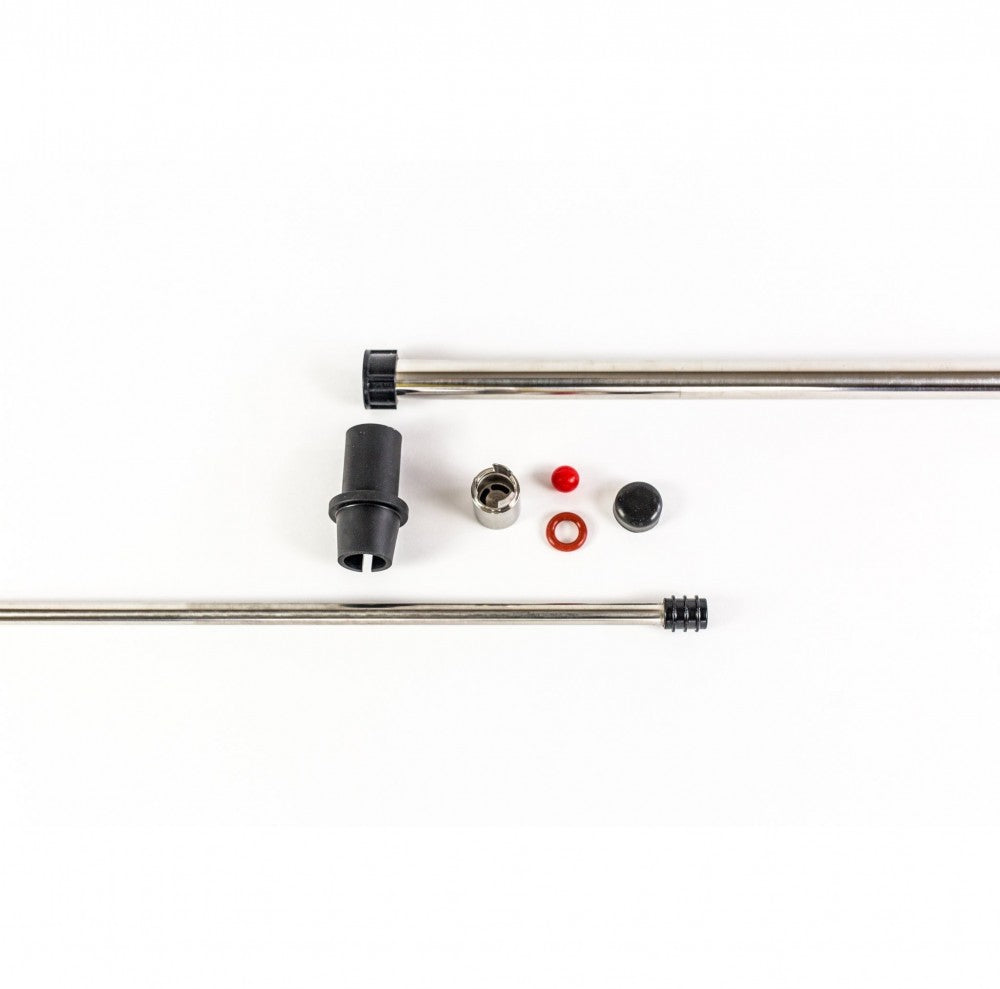 BrewSSSiphon Basic Kit - Autohevert av rustfritt stål fra Brewsssential inneholder metallstenger, en svart sylinder, små røde og svarte hetter og en rød skive for hjemmebrygging, vist på hvit bakgrunn.