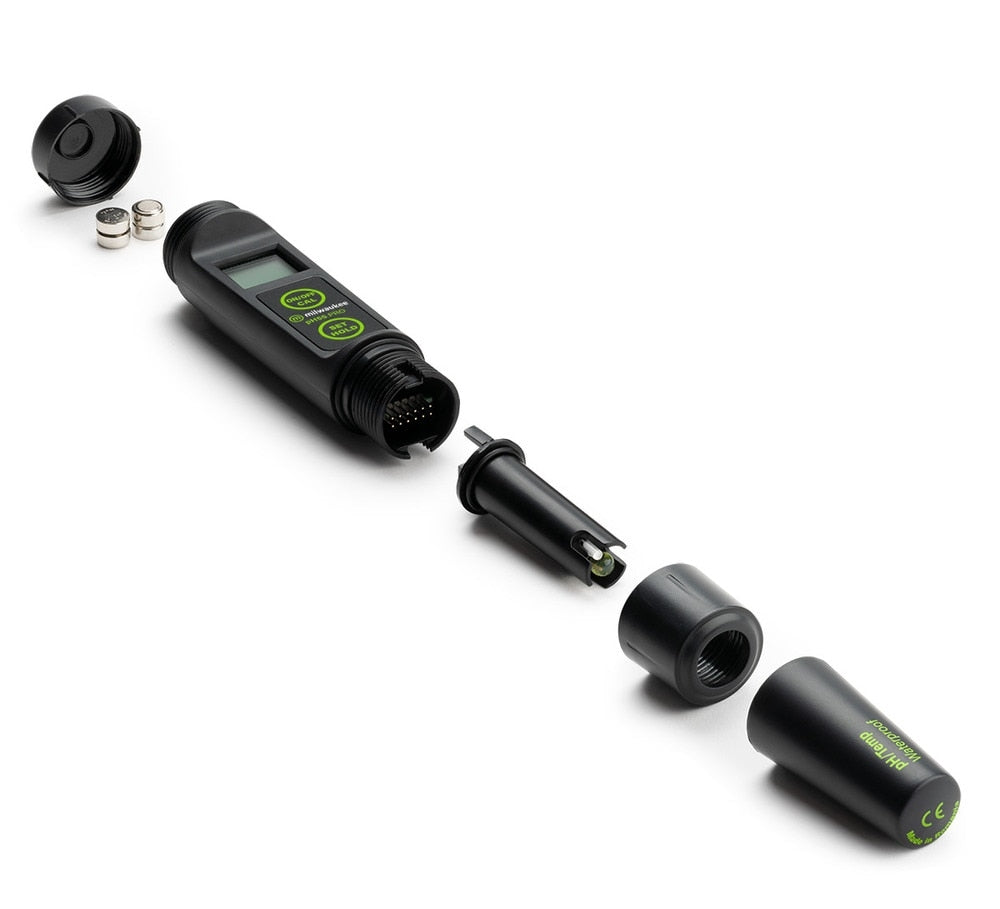 Milwaukee PH55 PRO fra Milwaukee er et svart pH-meter med grønn skjerm og utskiftbar probe, perfekt for brygging av øl, med automatisk temperaturkompensasjon.