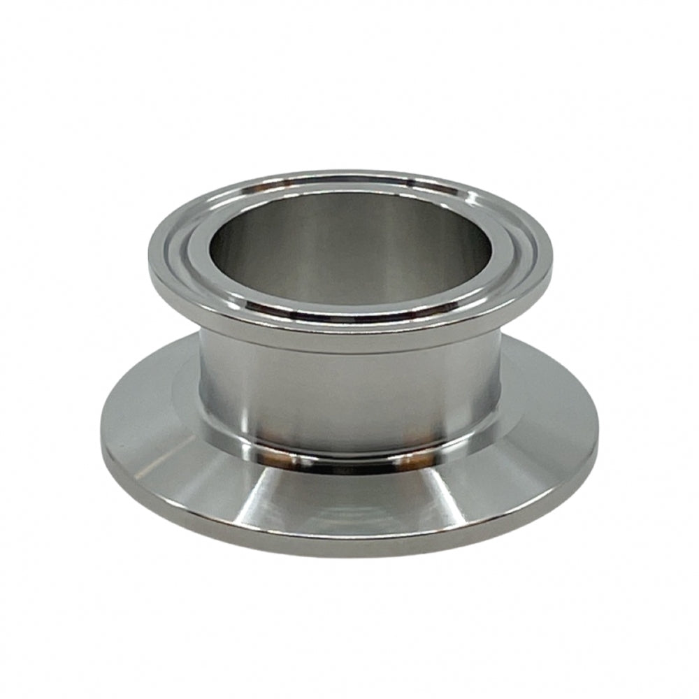 Brewshop Overgang fra 2" Tri-Clamp til 1,5" Tri-Clamp (Lav type) adapter er laget av rustfritt stål med en bred flensbunn og et 5" sylindrisk senter, vist på en hvit bakgrunn.