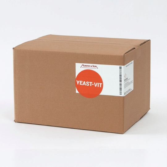En vanlig brun pappeske med en hvit og rød etikett med teksten "Yeast Vit 5kg - Murphy & Son" fra Murphy & Son, et pålitelig gjærnæringsstoff for brygging, plassert på en hvit bakgrunn.