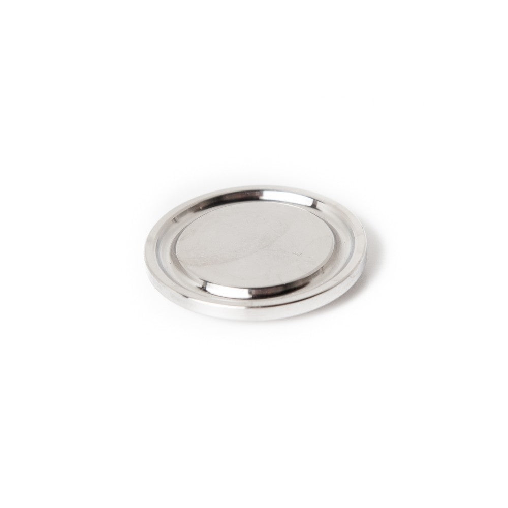En Brewshop Endelokk til 34 mm Tri-Clamp vises på en hvit bakgrunn, noe som fremhever den elegante og slitesterke finishen i rustfritt stål.