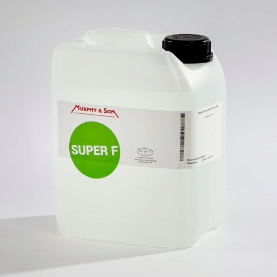 En Murphy & Son Super F 5 kg klarningsmiddelbeholder med svart lokk vises mot en ensfarget bakgrunn, brukt til å forbedre ølklarhet.
