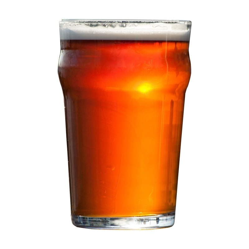 Et halvlitersglass fylt med ravfarget øl fra Brewolution's Five o´clock ESB allgrain ølsett, toppet med et tynt lag skum, mot en hvit bakgrunn.