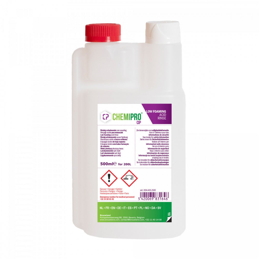 En hvit plastflaske med Chemipro CIP 500 ml - lavtskummende syrebasert skyllemiddel, med rødt lokk, merkede instruksjoner og faresymboler på forsiden.