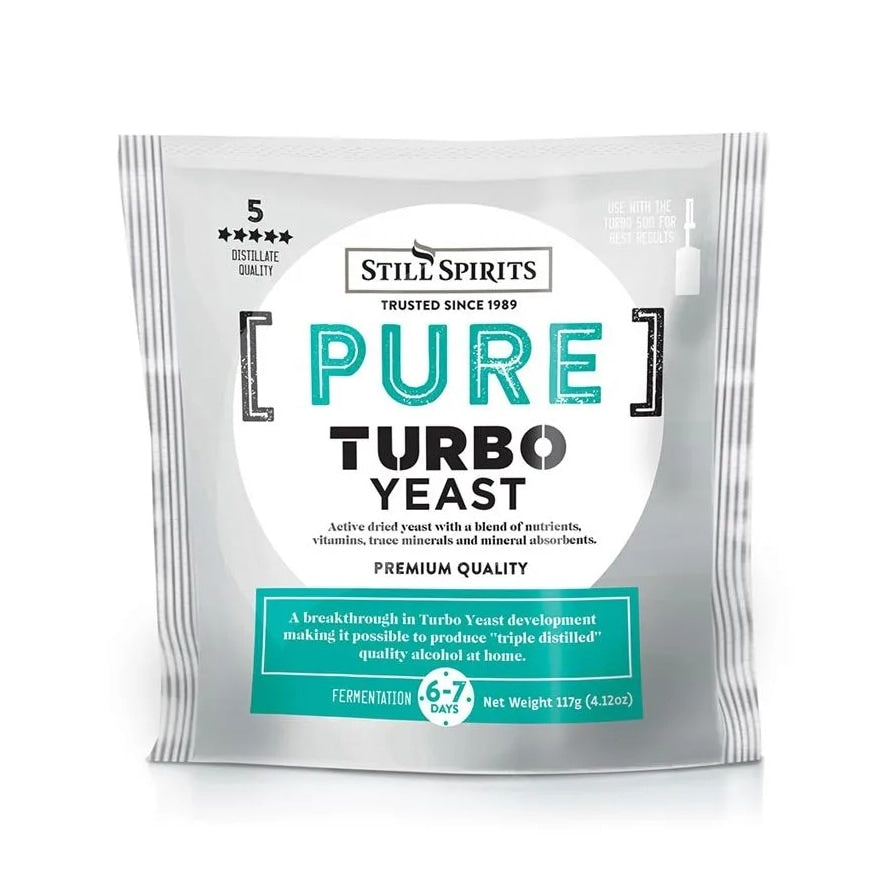 En sølvfarget pakke merket Still Spirits Pure Turbo Yeast 117g - turbogjær fremhever turbogjærens fordeler, gjæringstid, vekt og gjæringskvalitet på forsiden.