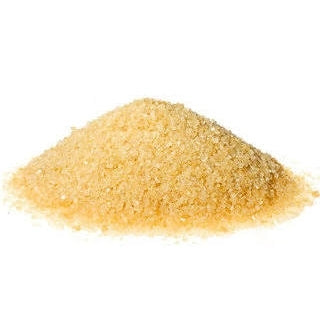 En haug med brunt sukker ved siden av Brewshop Gelatinpulver 500g, perfekt til baking eller klaring av øl.