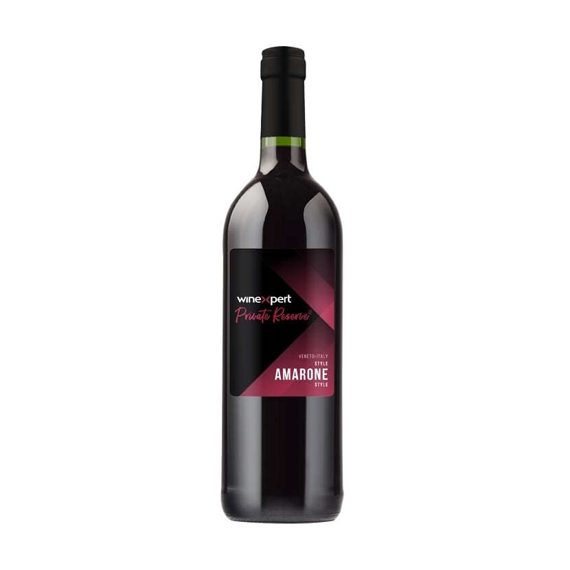 En flaske Winexpert Private Reserve Vinsett, Amarone Style fra Veneto i Italia - laget med drueskall og merket med Winexpert-merket.