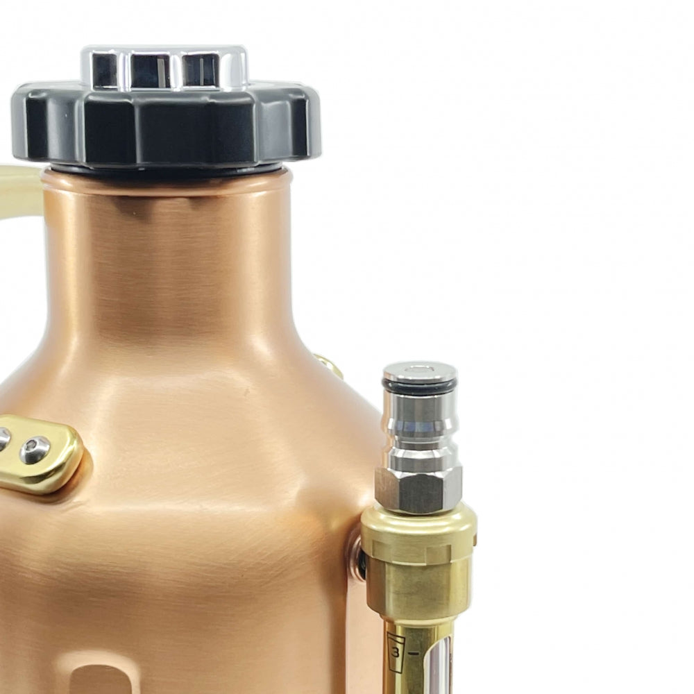 Nærbilde av Homebrewer LAB uKeg Adapter for Picnic Tap 2.0 & 2.1, med en metallisk beholder med svart skruelokk og messingventil, mot en hvit bakgrunn.